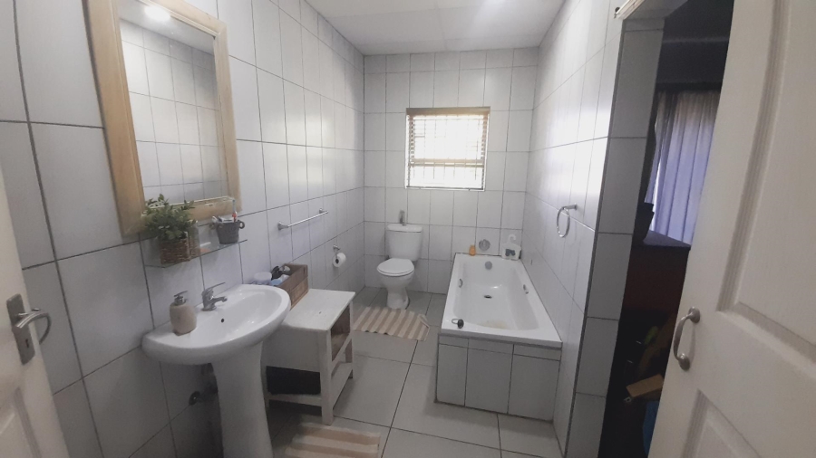 6 Bedroom Property for Sale in Kameeldrift-Wes North West